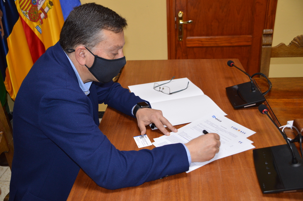 El Alcalde firmando el convenio