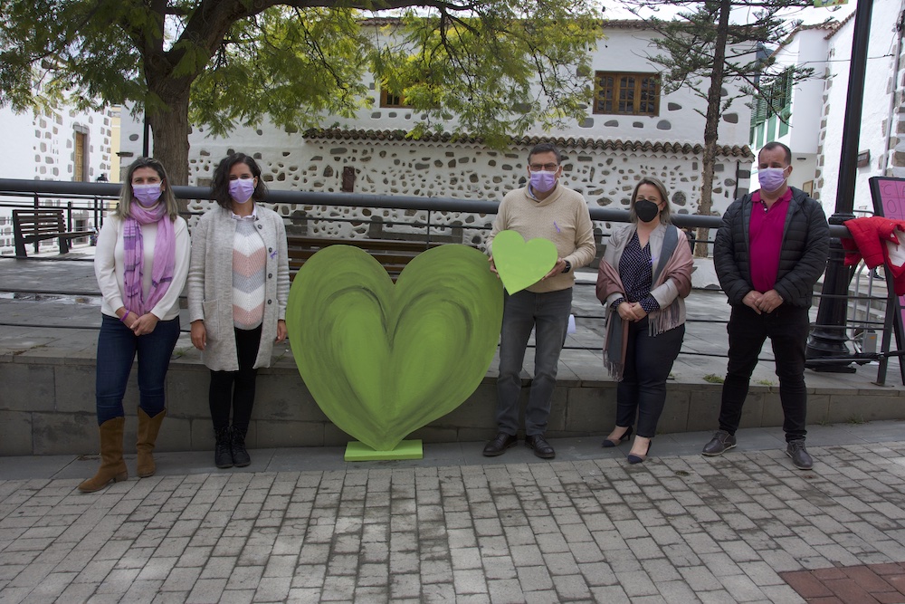 Alcalde y concejales posan junto a corazón verde