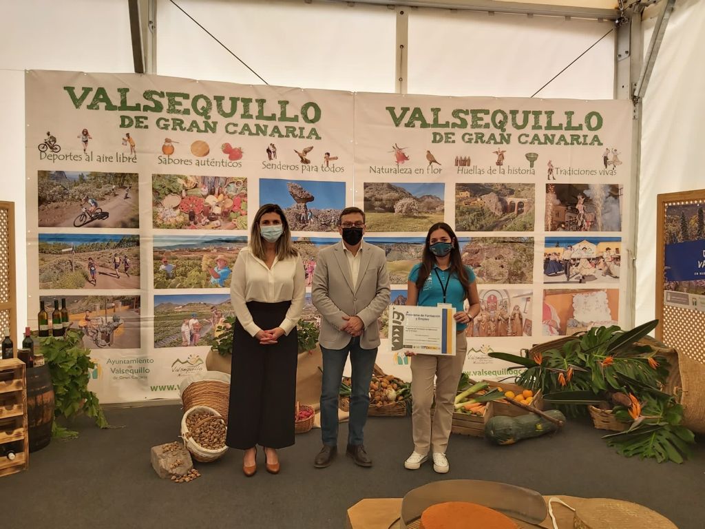 Alcalde, concejala y técnica posan en el stand de Valsequillo