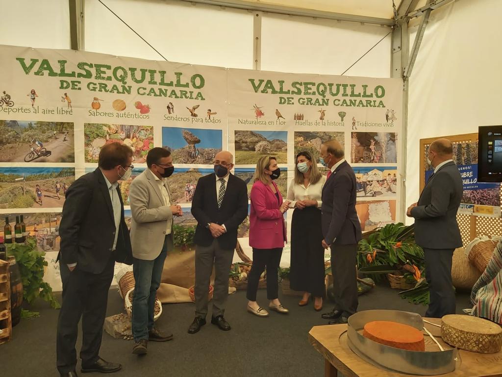 Alclcalde, concejala y presidente del Cabildo junto a otros asistentes en el stand de Valsequillo