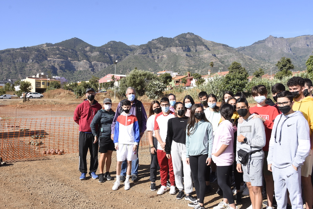 Foto de grupo de los alumnos, concejal y miembros del club de bola y petanca