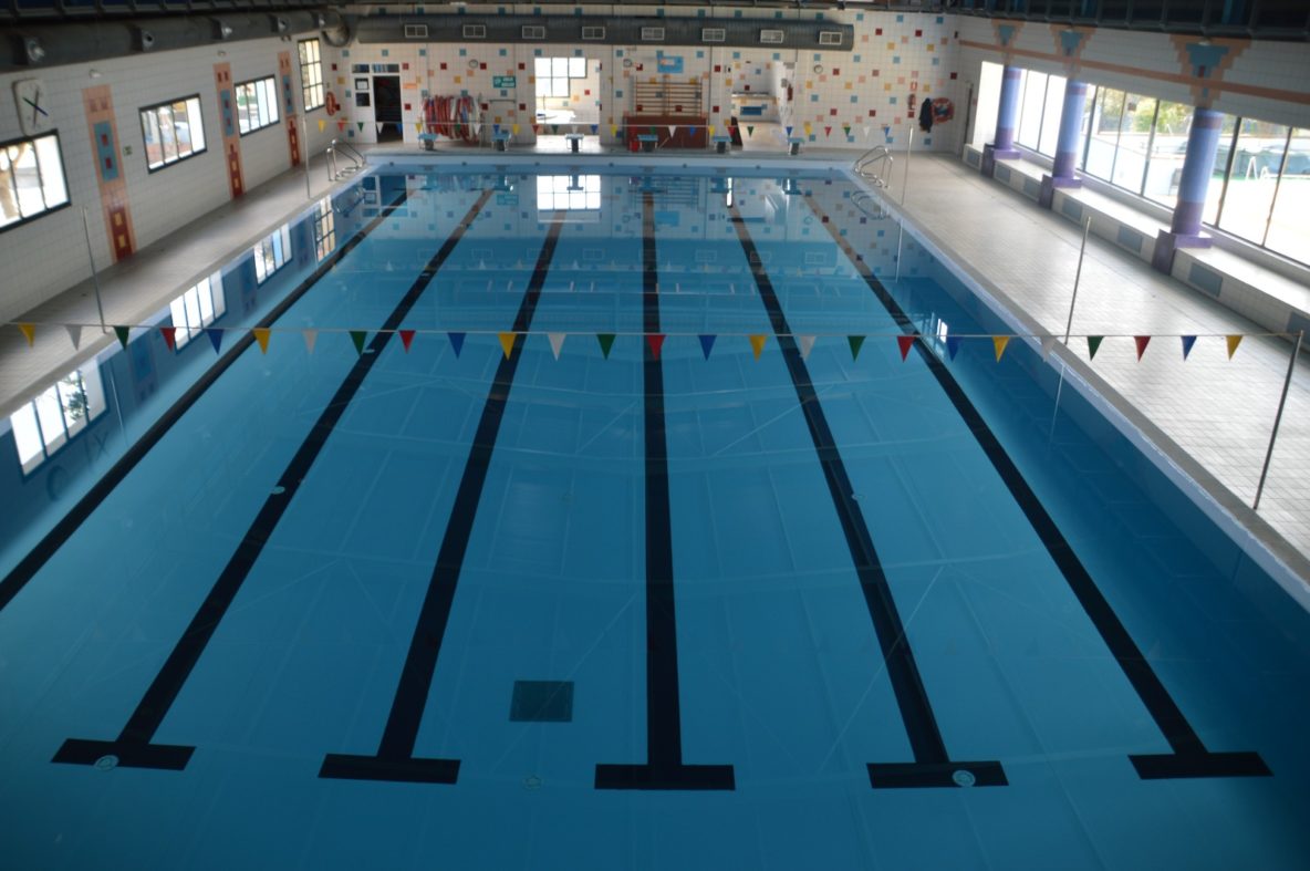 vista panorámica de la piscina interior del complejo deportivo