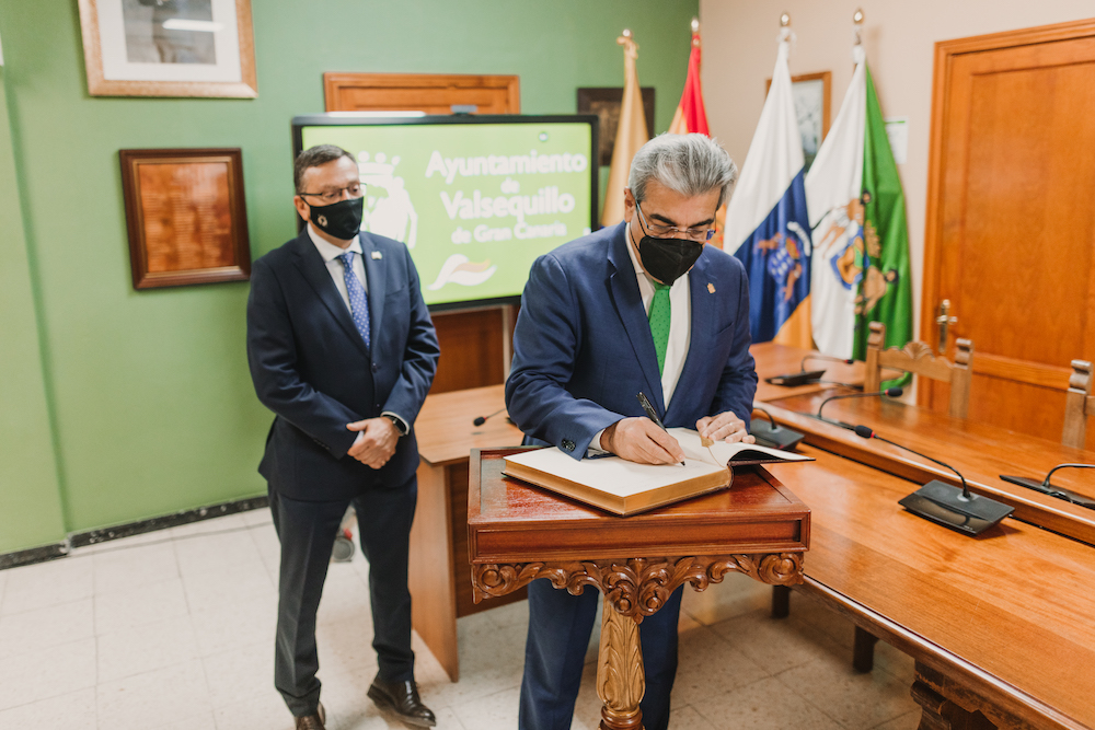 Román Rodríguez firma en el libro de honor mientras el Alcalde lo observa en el salón de plenos