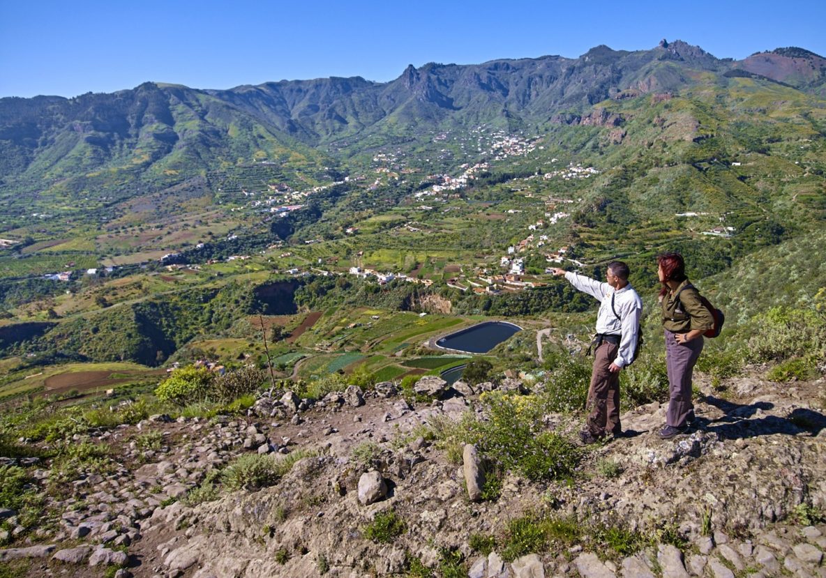 Foto de la caldera de Tenteniguada con un senderista señalando el paisaje