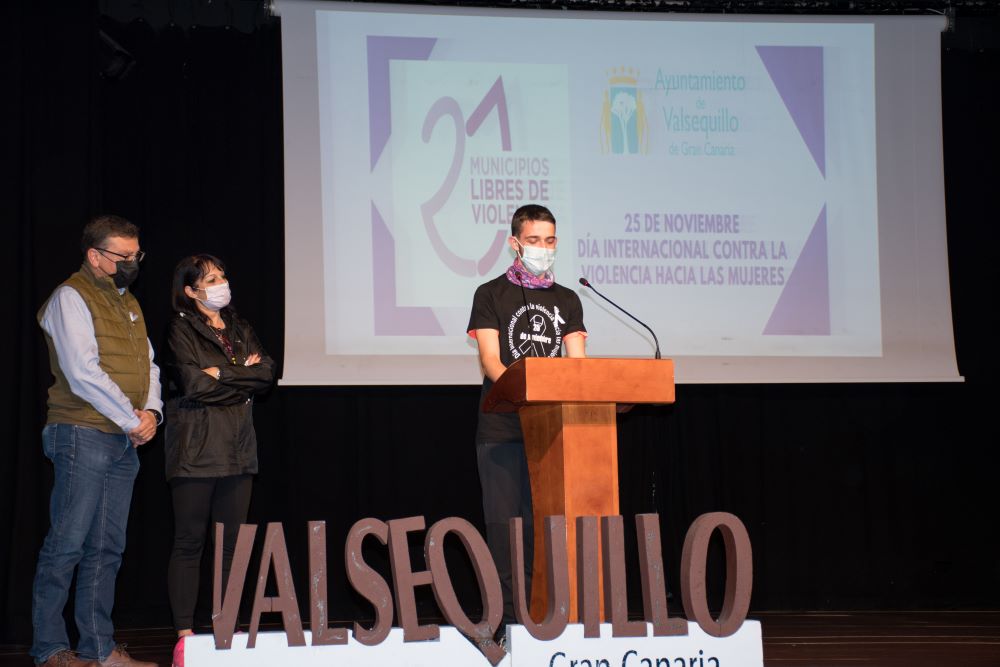 Alumno del IES Valsequillo se dirige al público congregado en el teatro C.O. Jaciento Suárez