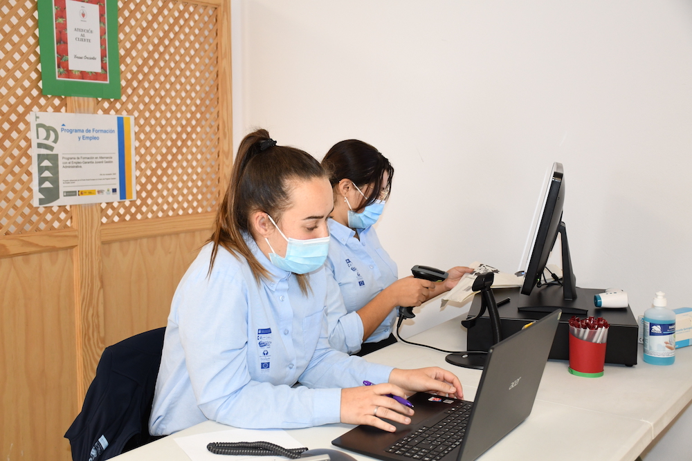 Dos alumnas realizan tareas en la empresa