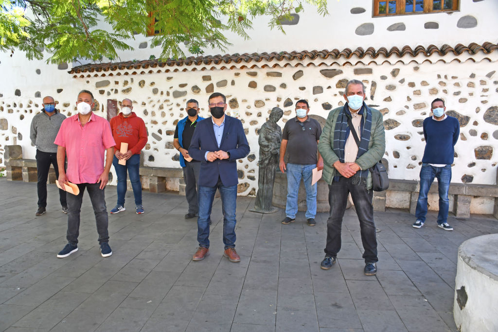 Representantes de los clubes deportivos con Alcalde y Concejal en la plaza de El Pilar