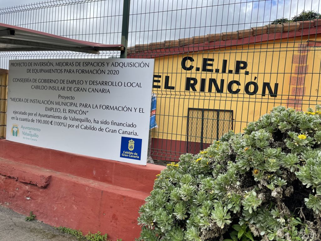 Fachada de la escuela unitaria de El Rincón