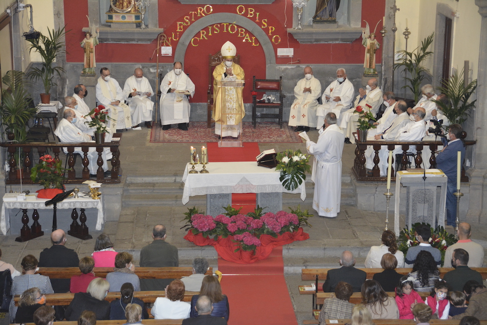Plano general del altar con el Obispo Auxiliar y acompañantes