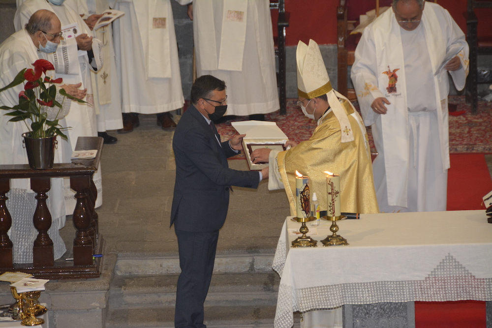 El Alcalde entrega un recuerdo al Obispo Auxiliar