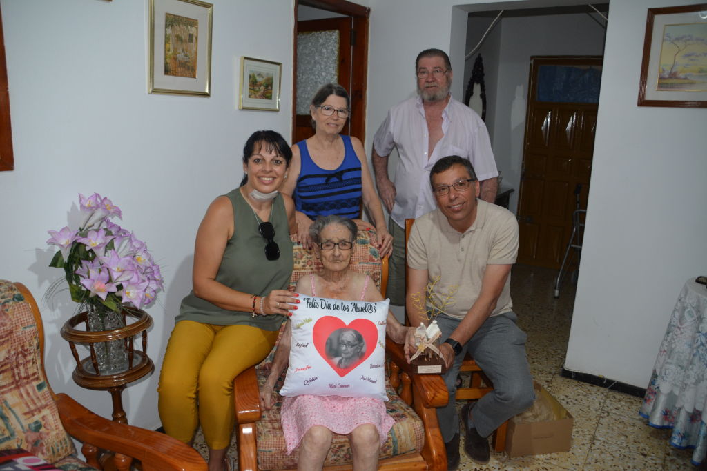 Alcalde, Concejal junto a María Suárez y familia
