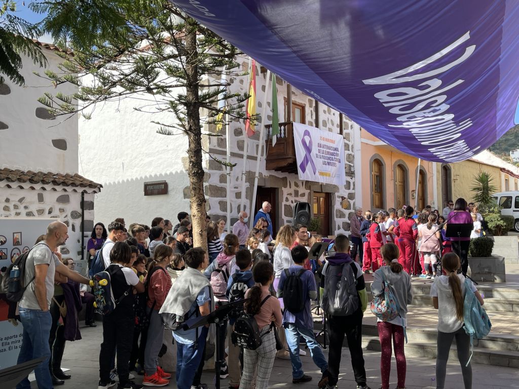 Personas reunidas en la plaza de El Pilar