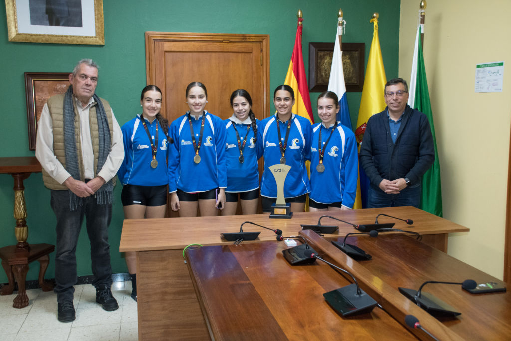 Foto de las jugadoras en el salón de plenos con el Alcalde y Concejal de Deportes