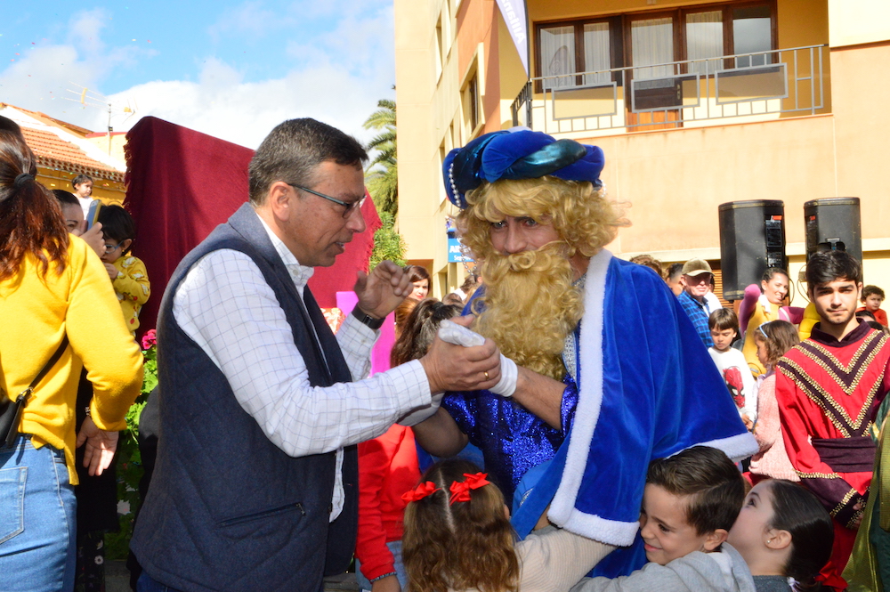 Alcalde saluda a uno de los Reyes