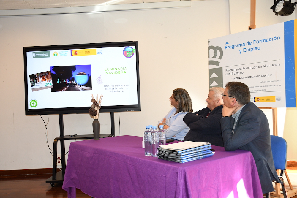 Alcalde, Concejala y representante del Gobierno de Canarias observan la presentación