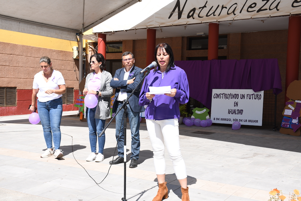 Alcalde y Concejalas atienden al discurso de la Concejala Leticia Ortega