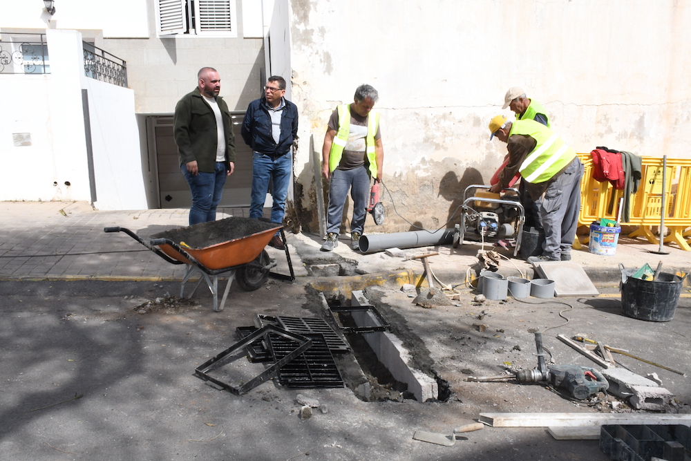 Alcalde y Concejal observan el trabajo de los operarios en una calle del municipio