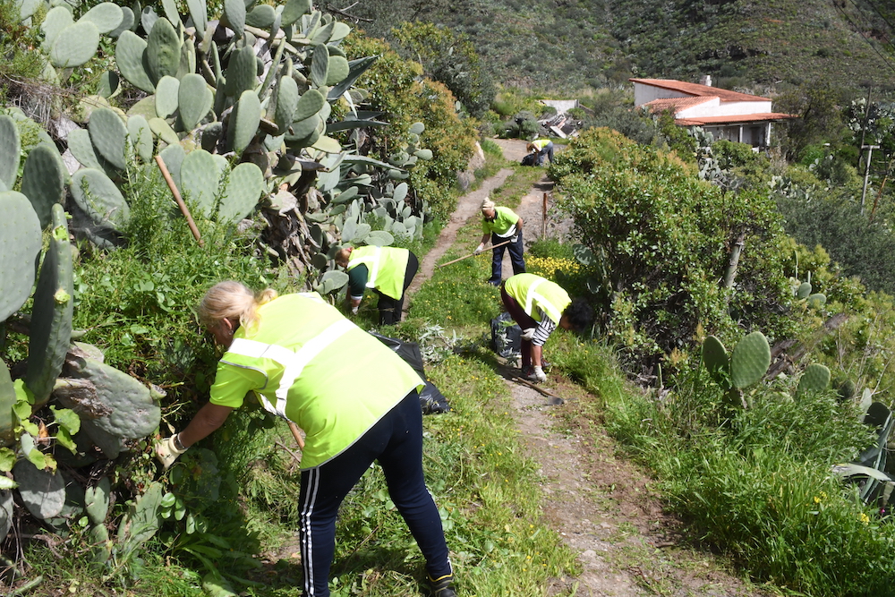 Operarios realizan tareas de mantenimiento en senderos del municipio