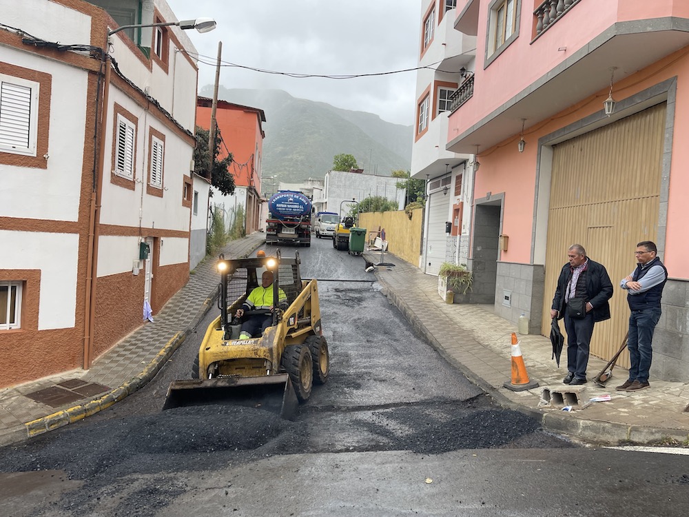 Alcalde y Concejal observan las obras en la calle La Pelota