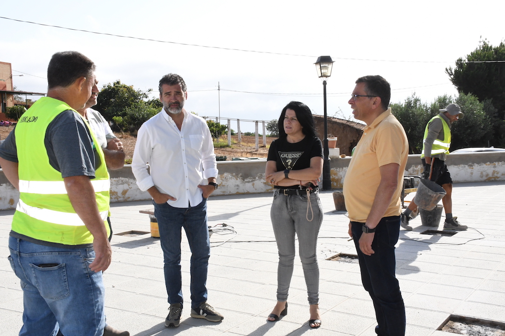Alcalde, Concejala y técnico Municipal conversan en la cancha de Las Casas