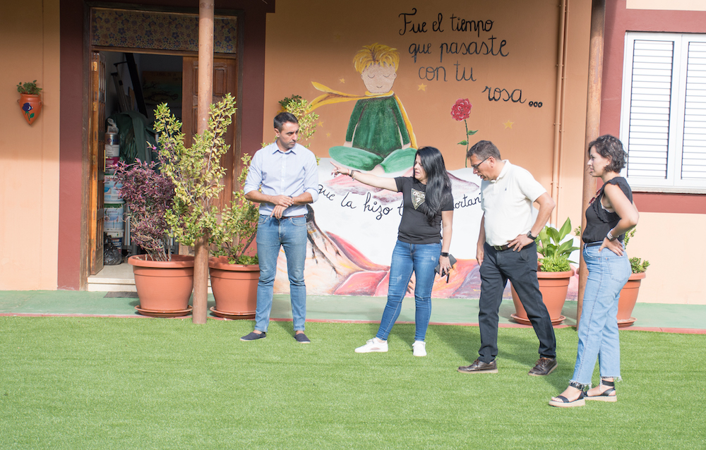 Alcalde, Concejala y Técnico Municipal conversan en el patio de un colegio