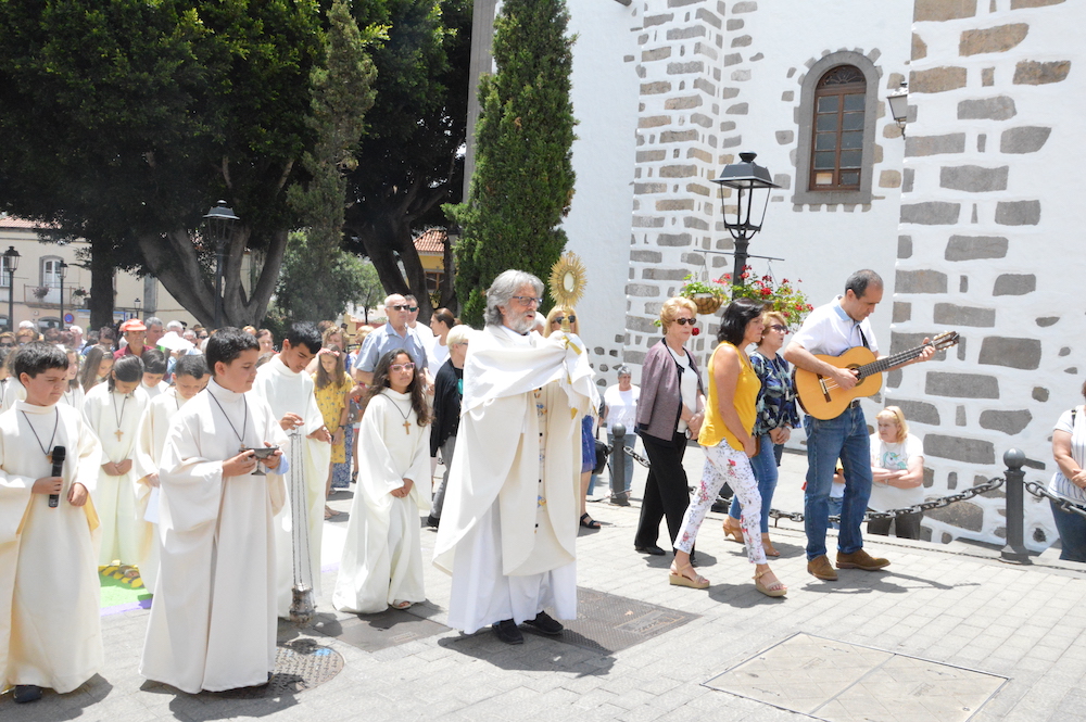 El párroco Jorge Hernández encabeza procesión junto a la iglesia de San Miguel