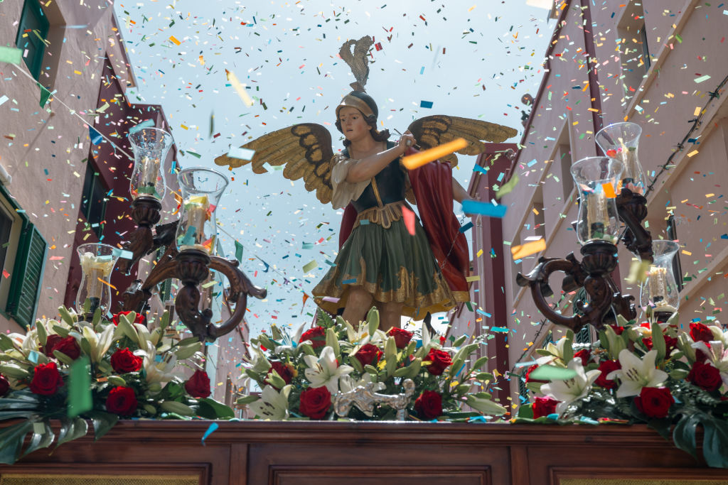 Imagen de San Miguel en un momento de la procesión