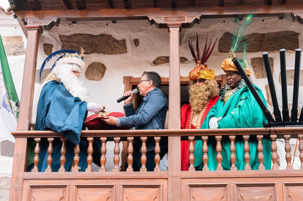 Alcalde entrega las llaves mágicas a los Reyes en el balcón del Ayuntamiento