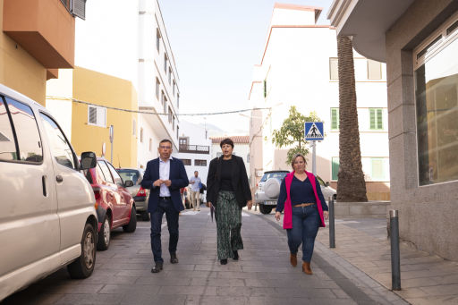Alcalde, Concejala y Consejera pasean por las calles del Casco de Valsequillo
