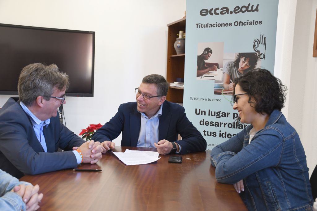 Alcalde y Concejala de Educación junto a representantes de Radio Ecca en la firma del convenio