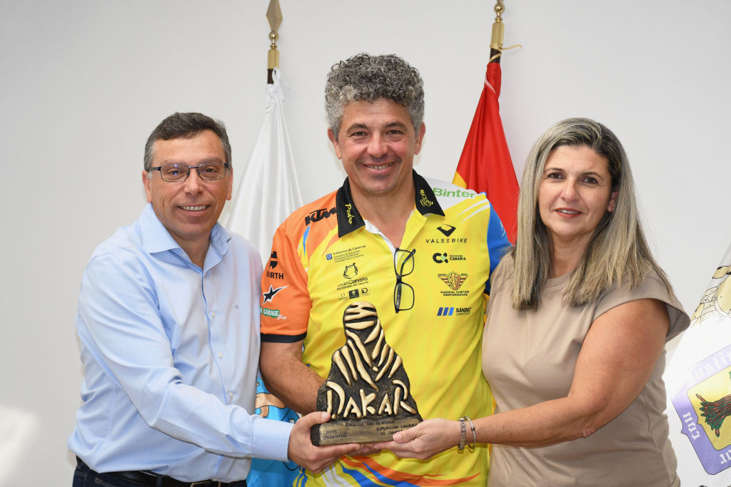 Alcalde y Concejal junto a Pedro Peñate muestra el trofeo