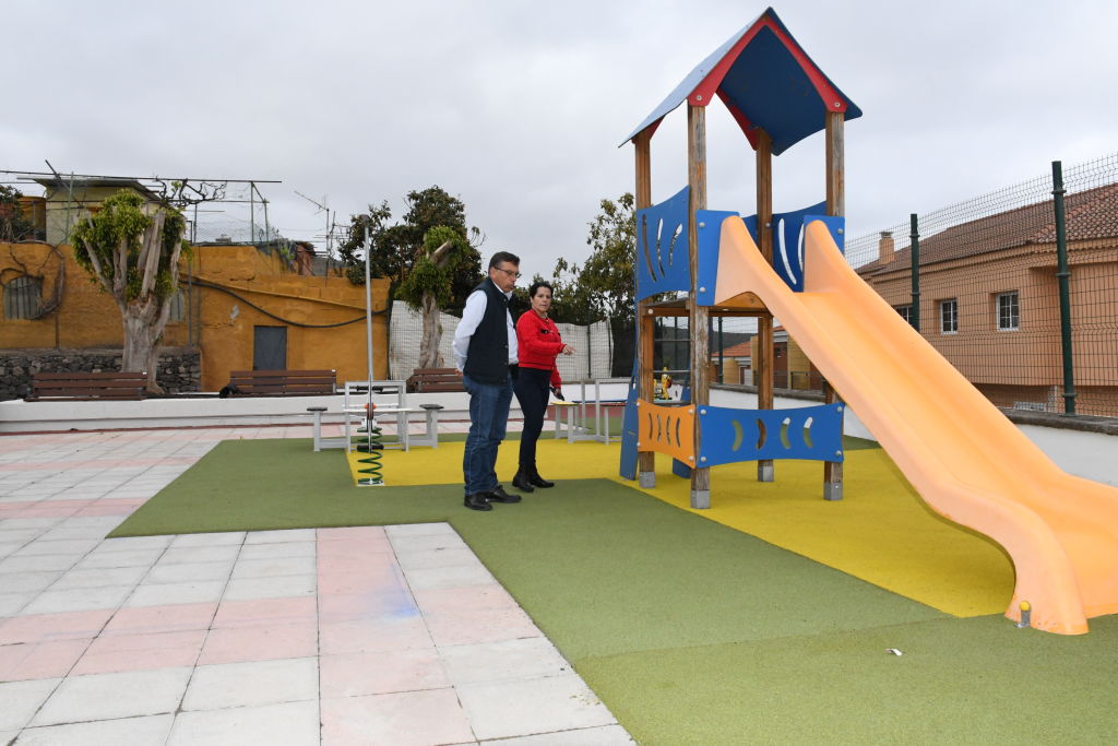 Alcalde y Concejala de Urbanismo observan los nuevos elementos de la plaza