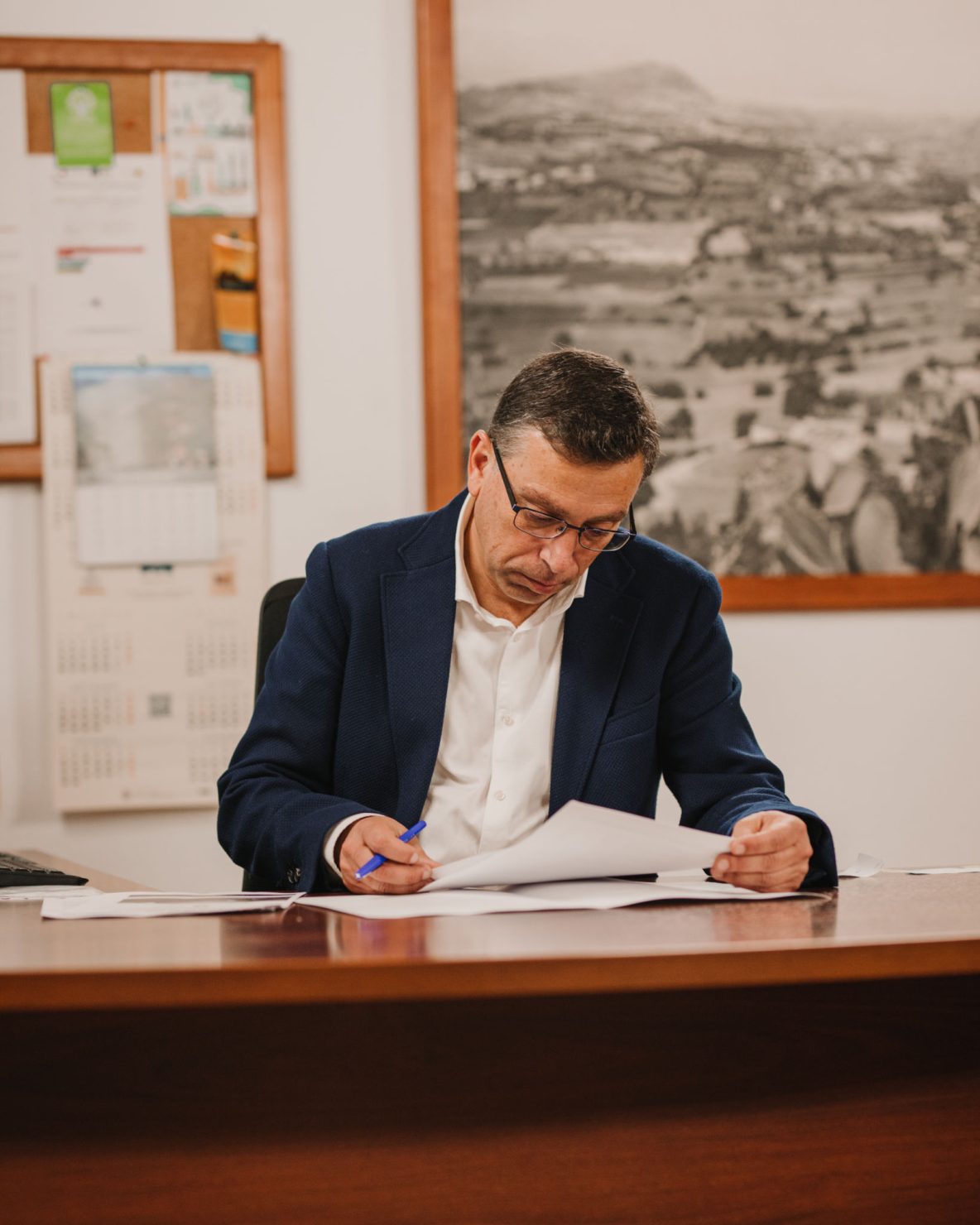 El Alcalde revisa documentación en su despacho