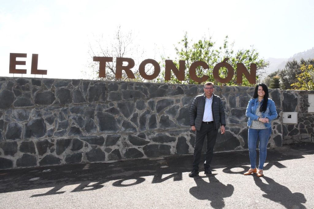 Alcalde y Concejala posan junto a la nueva señal de El Troncón